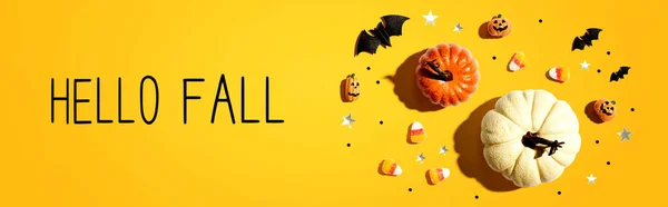 Hallo Herbstbotschaft mit Halloween-Dekorationen — Stockfoto