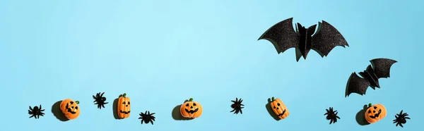 Chauves-souris en papier Halloween et petits fantômes de citrouille — Photo