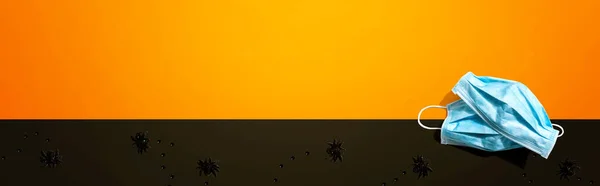 Masques faciaux avec petites araignées noires — Photo