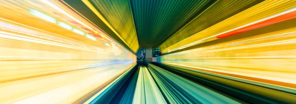 POV tren movimiento borrosa concepto del monorriel Yuikamome en Tokio, Japón — Foto de Stock