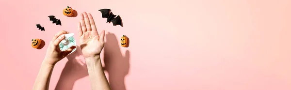 Применение геля для дезинфекции с темой Хэллоуина — стоковое фото