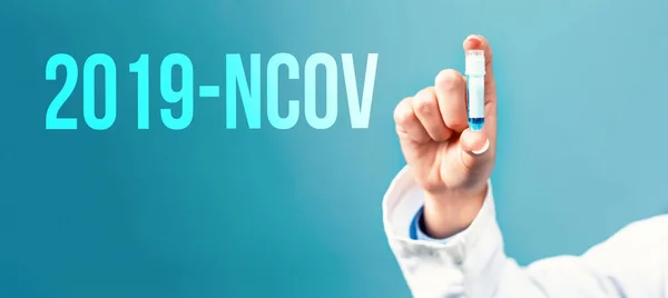 Θέμα 2019-NCOV με ένα γιατρό που κρατά ένα εργαστηριακό φιαλίδιο — Φωτογραφία Αρχείου