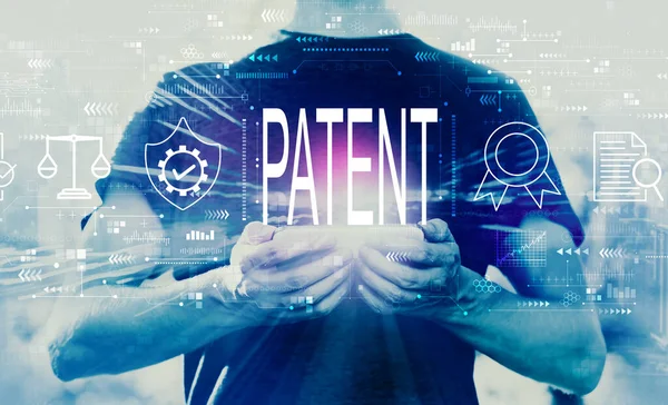 스마트폰을 들고 있는 사람과의 특허 개념 — 스톡 사진