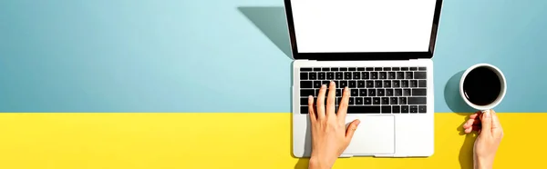 Person using a laptop computer — Stock Photo, Image