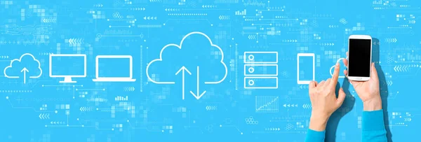 スマートフォンを使う人とのクラウドコンピューティング — ストック写真