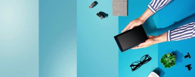 Tablet bilgisayar kullanan bir kadın