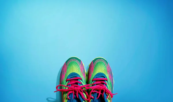 Par de sapatos esportivos com laços rosa — Fotografia de Stock