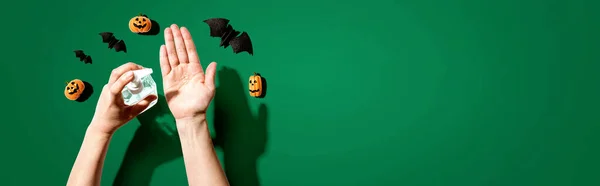 Aplikace dezinfekčního gelu s tématem Halloween — Stock fotografie