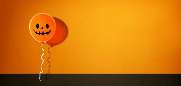 Halloween fantasma palloncino con la faccia felice — Foto Stock