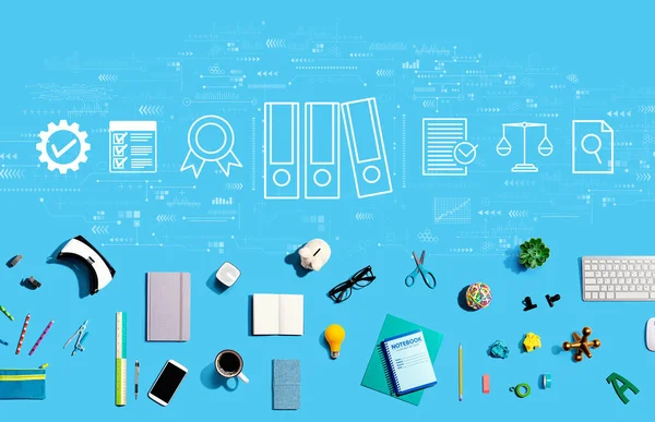 Tema di conformità con gadget elettronici e forniture per ufficio — Foto Stock