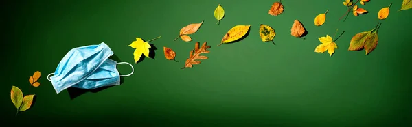 Маски для лица с осенними листьями — стоковое фото
