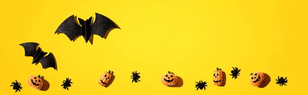 Halloween-Papierfledermäuse und kleine Kürbisgeister — Stockfoto