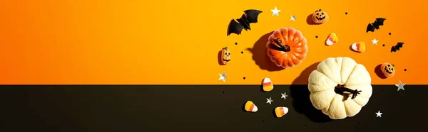 Kürbisse mit Halloween-Dekoration — Stockfoto