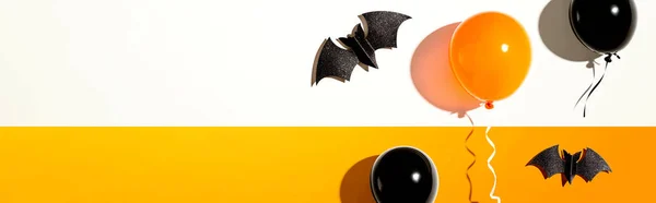 Orange och svart ballonger med fladdermöss — Stockfoto