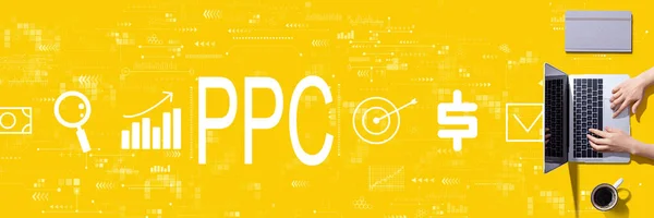 PPC - Pago por clic concepto con la persona que utiliza un ordenador portátil —  Fotos de Stock