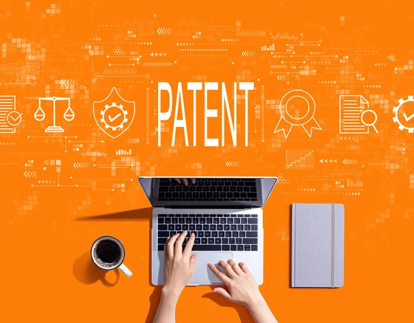 Conceito de patente com pessoa usando um laptop — Fotografia de Stock