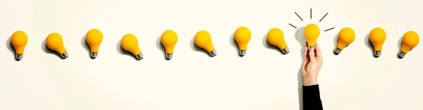 Many yellow light bulbs — Stock Photo, Image