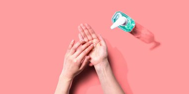 Dezenfektan jeli uygulanıyor