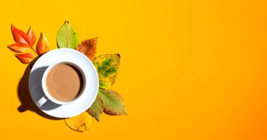 Bir fincan kahveyle sonbahar teması