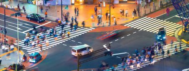 İnsanlar ve trafik, Shibuya, Tokyo ve Japonya 'daki meşhur kesişme noktasından geçiyor.