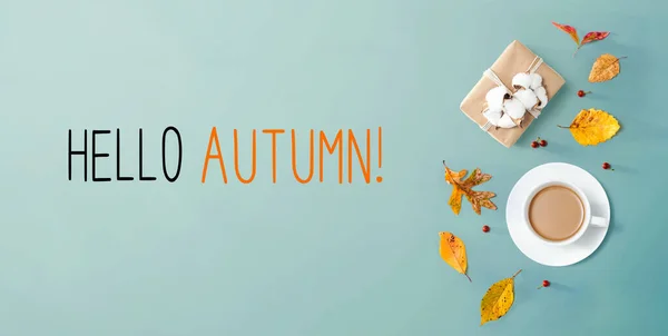 Olá mensagem de outono com tema de outono com café — Fotografia de Stock