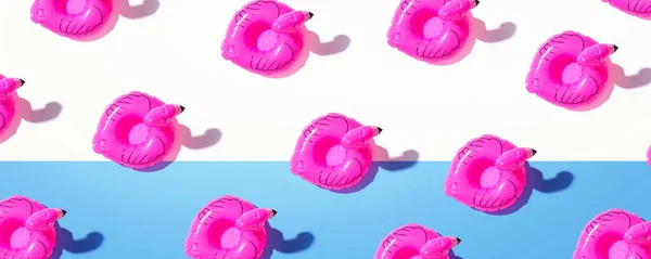 Καλοκαιρινή ιδέα με ροζ φλαμίνγκο πλωτήρες — Φωτογραφία Αρχείου
