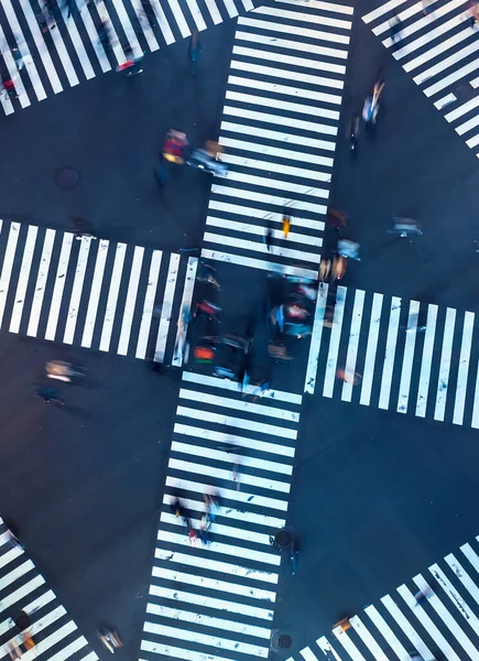 交通と人々は銀座の忙しい交差点を渡ります — ストック写真