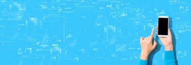 Akıllı telefon kullanan kişi ile teknoloji ekranı