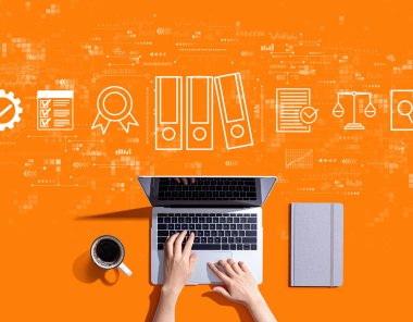 Dizüstü bilgisayar kullanan kişi ile uyum teması