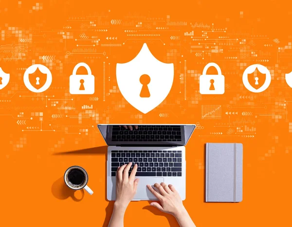 Thema Cyber-Sicherheit mit Laptop — Stockfoto