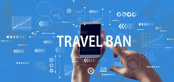 Тема Travel Ban зі смартфоном — стокове фото