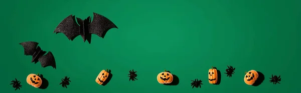 Morcegos de papel de Halloween e pequenos fantasmas de abóbora — Fotografia de Stock