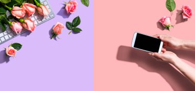 Akıllı telefonunu pembe güllerle tutan bir kadın.