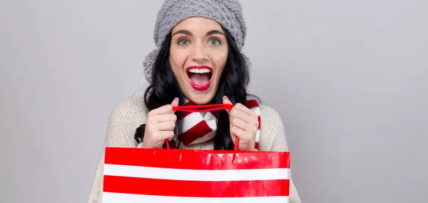 Feliz joven mujer sosteniendo una bolsa de compras — Foto de Stock