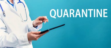 Tablet kullanan bir doktorla karantina teması