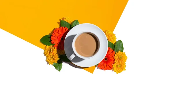 Herbstblumen-Thema mit einer Tasse Kaffee — Stockfoto