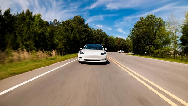 Ein neues Tesla Model 3 rein elektrisch auf der Straße — Stockfoto