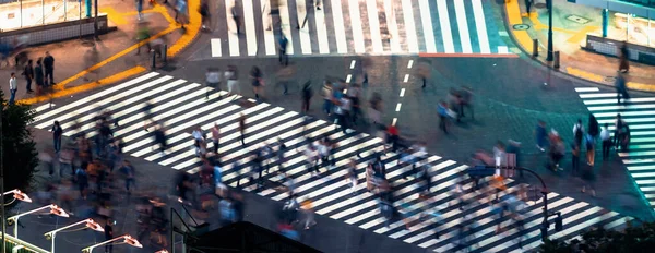 東京都渋谷区の有名なスクランブル交差点を横断する人々と交通 — ストック写真