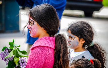 Two sisters with face millings.