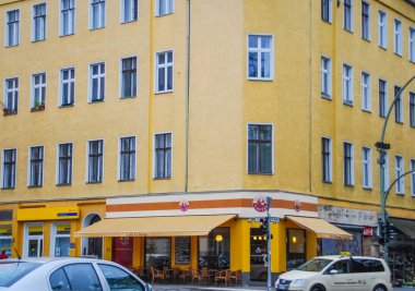 Yellow house in Berlin with a caf at the bottom floor