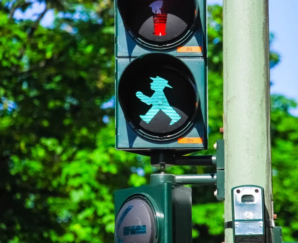 Doğu Berlin 'deki trafik ışıkları hala klasik şapkalı 