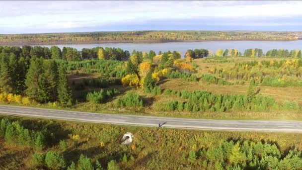 Herbstlandschaft Herbstbäume Ufer Des Flusses Bei Sonnigem Tag — Stockvideo