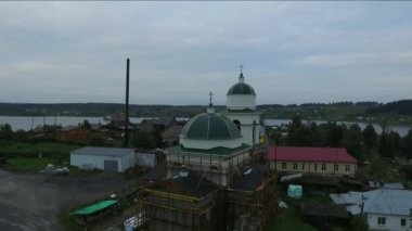 Yeni bir ahşap kilise Staroutkinsk Rusya'nın inşaat
