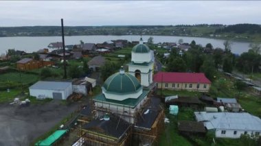 Yeni bir ahşap kilise Staroutkinsk Rusya'nın inşaat