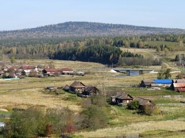 Скалистый Берег Реки Ранней Весной — стоковое фото