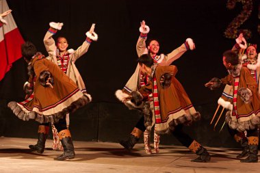 Russi, Ravenna, İtalya yılında folklor topluluğu Aar-Aartyk Yakutya, Rusya - 5 Ağustos 2012 tarihinde Uluslararası Halk Festivali'nde geleneksel elbiseli Rus dansçı