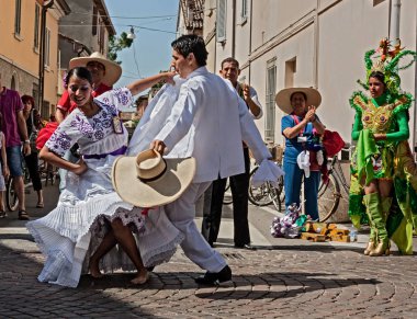Ensemble Imgenes del Peru - gerçekleştirir beyaz elbiseli Perulu dansçılar birkaç geleneksel tanışma dans 