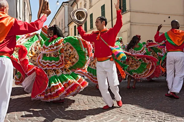 Ensemble Jocaycu Colombia Bailarines Colombianos Traje Tradicional Realizan Danza Popular — Foto de Stock