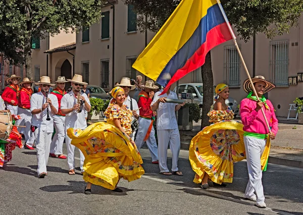 Défilé Rue Ensemble Jocaycu Colombie Avec Drapeau National Danseurs Colombiens — Photo