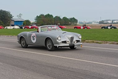 23 Eylül 2012 Classe(Ravenna) İtalya Rallisi'nde Gran Premio Nuvolari 2012, dayanıklılık yarışı için klasik otomobil, bir eski model araba Alfa Romeo 1900 Css Zagato örümcek (1957) çalışır